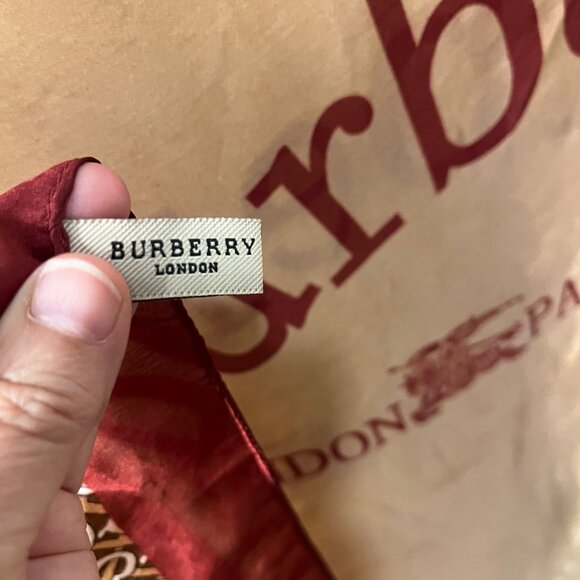 VINTAGE BURBERRY Very Large Silk Scarf ...Rare Find! - Picture 4 of 10